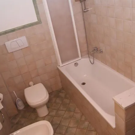 Appartamento Sleeps 8 T242065